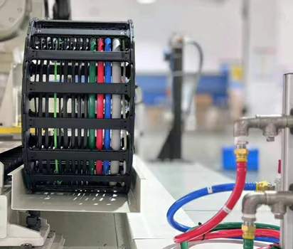 боковая поворотная энергоцепь